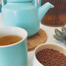 Lade das Bild in den Galerie-Viewer, hajdina tea buckwheat tea soba tea granules 24tea soba cha A Soba tea 100%-ban természetes tatár hajdinából készül, egyedi receptünk szerint tökéletesre pörkölve. Soba Tea is 100% natural tartary buckwheat, which is known for its health benefits. 
